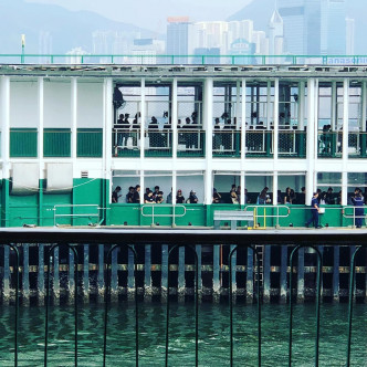 有身穿黑衣的市民坐船前往港島。網民
Kong Chau圖片