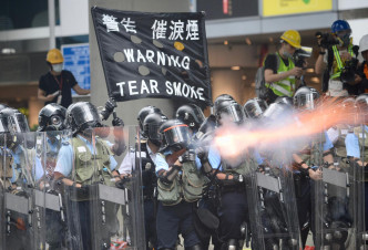 警方發放催淚彈及布袋彈、橡膠子彈驅散示威者