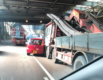 屯門公路私家車相撞貨車。網民Yiu Zi Yuan‎圖片