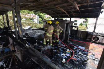 村屋天台的家具及電器嚴重焚毀。 梁峰國攝