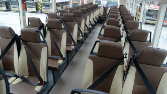 九巴新购的巴士，每个座位上都加装安全带。