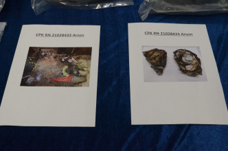 警方展示所得证物图片，包括烧熔的胶樽。尹敬堂摄