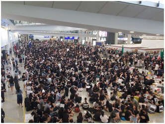 去年一连3日大批人士到机场示威。资料图片