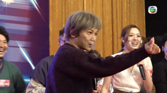 鄧智堅在記者會上扮姜濤，事後遭網民聲討。