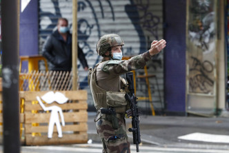 法国军人持枪戒备。AP图片