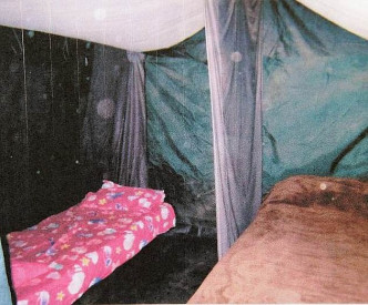 亂倫家庭居住在野地的帳篷營地。 網圖