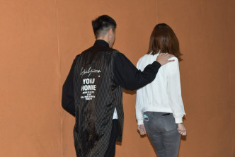 記者會結束，謝東閔搭着女友膊頭離開。
