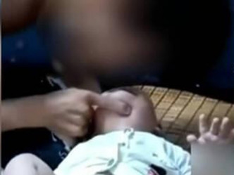 男子捂住婴儿的口鼻不让其呼吸。网图