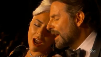 Gaga与毕列谷巴情深合唱。（截图）