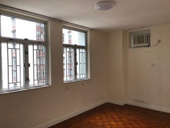 房間配有雙扇窗戶，可引入更多光源及增強通風度。