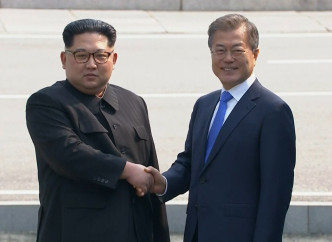 兩韓領導歷史性握手。AP