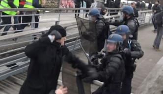 示威者挥拳攻击警员。网上图片