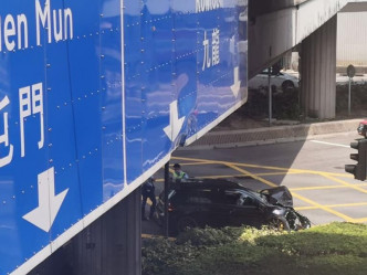 黑色私家車車頭嚴重損毀。突發事故報料區 網民Tsang Kim Ying