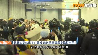妇人曾上前阻拦警员被推开。NOW新闻截图