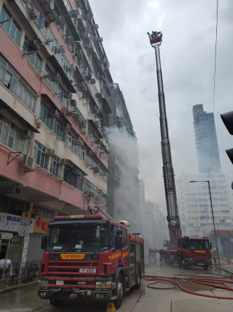 消防架起雲梯灌救。