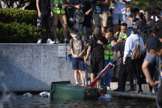 有示威者将国旗连同垃圾桶推落沙田公园的水池
