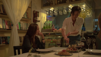 MV中，AGA和周国贤分别饰演橱窗设计师和厨师，两人分手后再重遇。