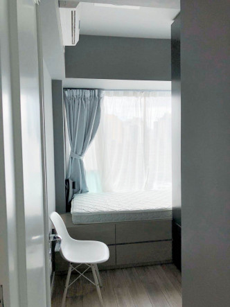 善用窗台位置造床，為房間提供更多走動空間。