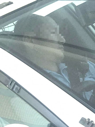 2名警员怀疑车上小睡片刻。小心驾驶(讨论别人驾驶态度)图片