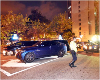 行动中，警员发现多辆私家车于附近一带违例泊车。