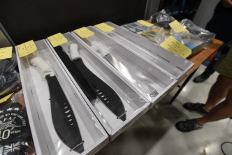 警方展示涉案武器及工具。