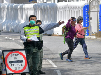 今早駿洋邨的出入口都有警員駐守。