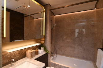 浴室以云石瓷砖铺砌，采浴缸设计。（1A座18楼E室经改动装修示位）