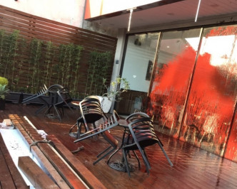 咖啡店的落地玻璃门被淋红油。