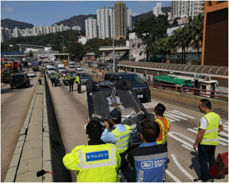 往觀塘方向一線封閉現只可使用快線行車。梁國峰攝