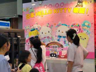 市民可以戴上VR眼鏡，體驗親遊日本HelloKitty 樂園。