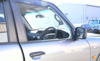 警察将车窗打破擒获4人。网上图片