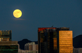 九龙东市民拍摄的月色。群组「社区天气观测计划CWOS」网民Ho Tsz Ching Rita