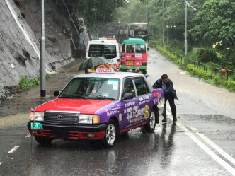 警员将「抛锚」的士推至路旁。香港突发事故报料区FB/网民Raymond WK Cheung图