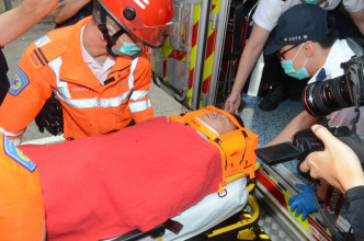 救护员将伤者送院治理。