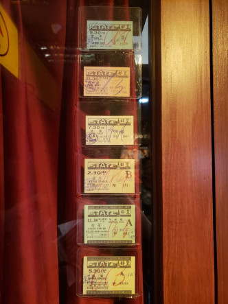 售票处展示的旧戏票。