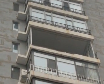 齊齊哈爾市一個住宅單位的露台不敵強風窗戶連圍欄倒塌。網上圖片