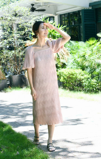 泡泡衣袖設計的Pleats Dress/$1,900，鬆身的剪裁配搭褶襉裙身，感覺隨性又不失女人味。