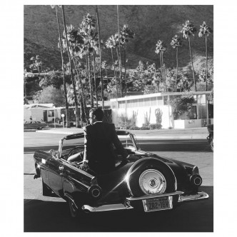 奥莉花在IG上载Harry坐在一辆老爷车中的黑白背影照，并撰长文大赞他演技出色。
