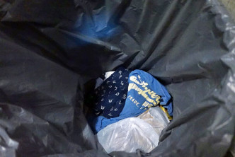 垃圾桶内发现怀疑凶徒在案发时所穿的衣服。