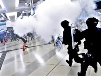 警方曾于港铁站内施放催泪烟，驱散示威者。