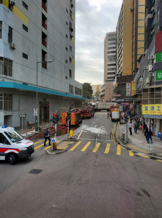 消防到场灌救。图:突发事故报料区网民Micc Wang