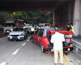 意外涉及两辆的士及五辆私家车。丁志雄摄