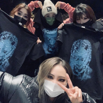 隊長CL又向3位隊友送上親自設計的新T恤。