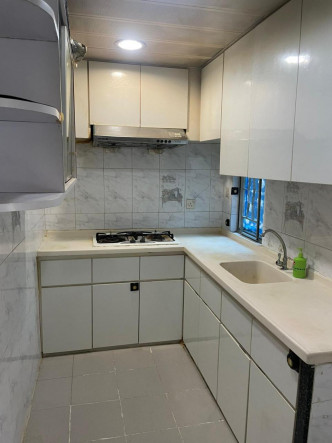  廚房設多組廚櫃，提供充裕的貯物空間