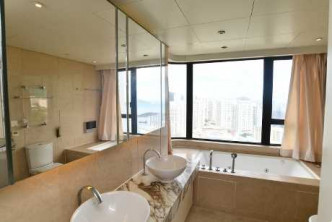 主人套浴为酒店式设计，备有双洗手盆及浴缸。