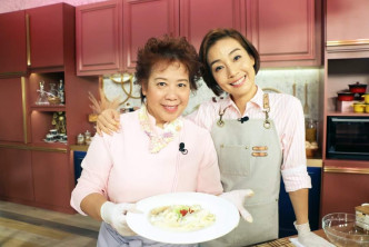 三姐及江美儀曾主持《女人必學100道菜》，在25集內教煮100道菜。