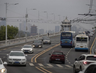 武汉长江大桥车流逐渐恢复。　