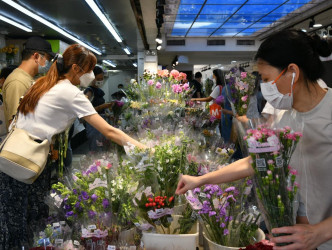 花店将母亲节主题花朵放在当眼位置。