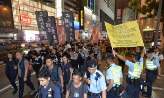 游行人士一度与警方对峙，警方曾举黄旗警告。