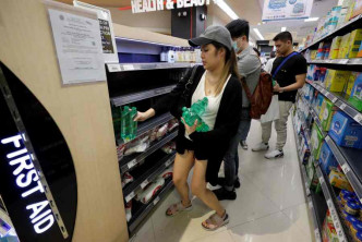 市民到超市搶購食物及日用品。AP